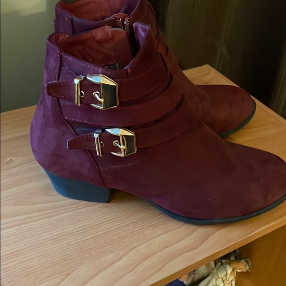 Maroon booties. - Picture 2 of 4